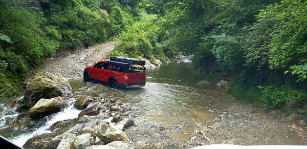 칼봉산 일대의 오프로드 코스를 주행하는 모습. / 사진=박성수 기자