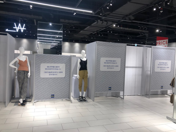 지유 롯데월드몰 매장은 폐점을 앞두고 몇 개의 마네킹이 빈 공간을 채웠다. / 사진=한다원 기자