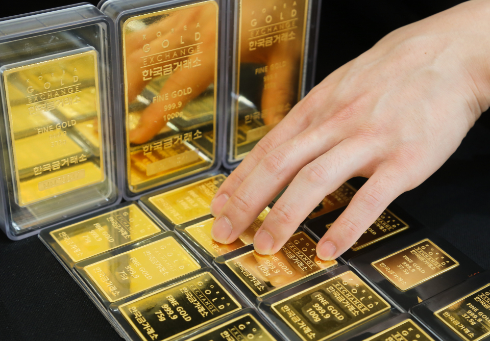 한국금거래소 본점에서 직원이 골드바를 정리하고 있다. / 사진=연합뉴스
