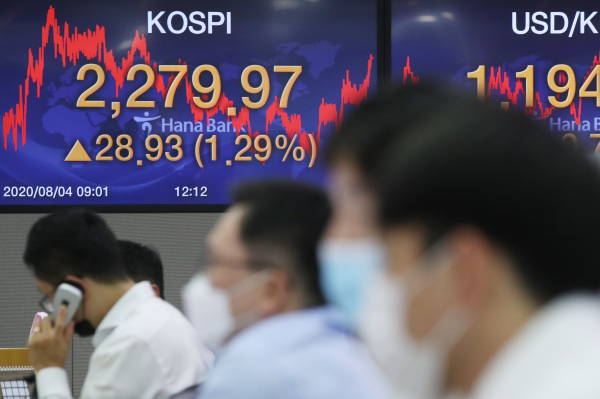코스피가 1% 넘게 급등해 연고점을 새로 찍은 4일 오후 서울 중구 하나은행 본점에서 딜러들이 업무를 보고 있다. / 사진=연합뉴스.