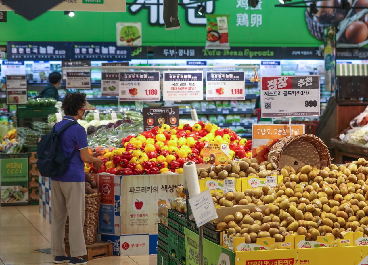 4일 통계청의 '소비자물가 동향'에 따르면 7월 소비자물가 상승률이 0.3%를 기록하며 3개월 만에 상승했다. 이날 서울 시내 한 대형마트 신선식품 판매대에서 시민들이 장을 보고 있다. / 사진=연합뉴스
