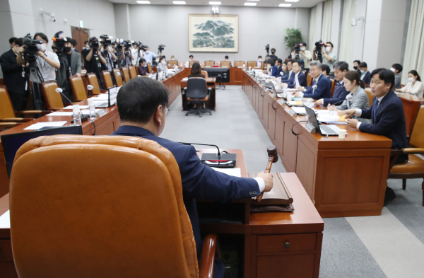 지난달 29일 국회에서 열린 국회 운영위원회 전체회의에서 '공수처 3법'이 미래통합당 의원들의 불참 속에 통과됐다. /사진=연합뉴스