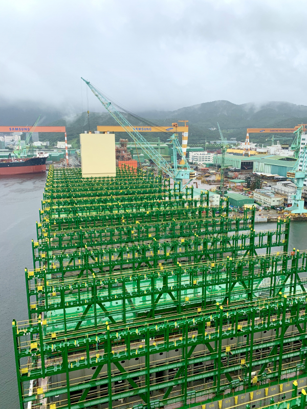 ‘HMM 상트페테르부르크호’ 1/3 지점에 위치한 브릿지에서 바라본 선미 방향. 컨테이너를 적재할 수 있는 공간들이 보인다. 선수 부문에도 유사한 구조의 컨테이너 적재공간이 마련돼있다. /사진=HMM