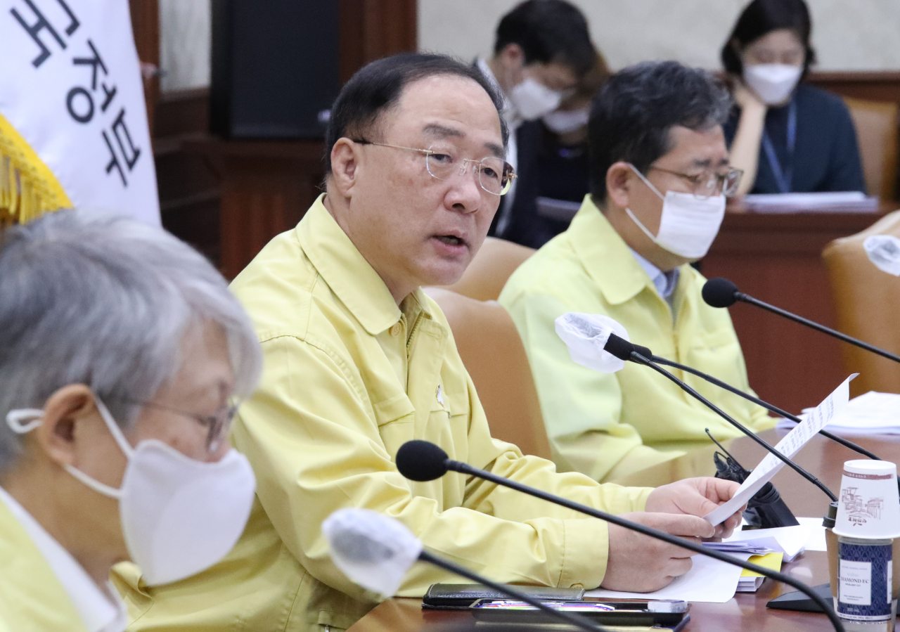홍남기 경제부총리 겸 기획재정부 장관이 13일 오전 정부서울청사에서 열린 제13차 비상경제 중앙대책본부 회의를 주재하며 발언하고 있다. / 사진=연합뉴스