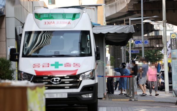 17일 서울 성북구보건소에 마련된 코로나19 임시 선별진료소에서 시민들이 검사를 위해 진료소로 향하고 있다. / 사진=연합뉴스