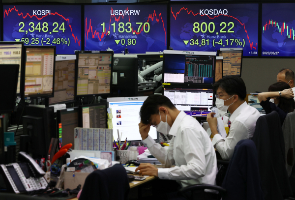 18일 코스피는 전 거래일보다 59.25포인트(2.46%) 하락한 2348.24에 장을 마쳤다. / 사진=연합뉴스.