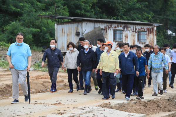 미래통합당 김종인 비상대책위원장과 주호영 원내대표가 지난 5일 오전 경기 이천시 율면 산양1리 수해 현장을 방문하고 있다. /사진=연합뉴스