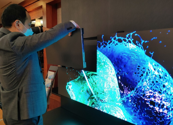 참가자가  행사장 내부에 마련한 체험존에서 케이블리스 콘셉트의 LED 사이니지를 직접 설치해보고 있는 모습. /사진=LG전자