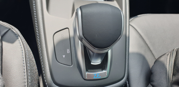 조에는 기어 레버 조작을 통해 주행모드(D)와 회생제어모드(B)로 변환이 가능하다. / 사진=박성수 기자