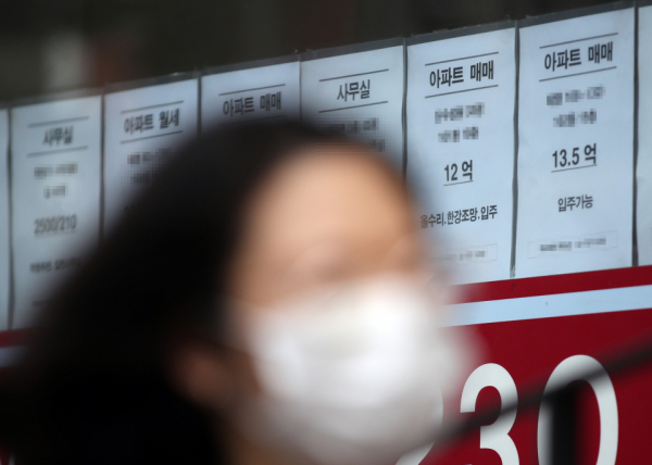 서울시 마포구의 한 공인중개업소에 매물 정보를 알리는 전단지가 붙어 있다. / 사진=연합뉴스