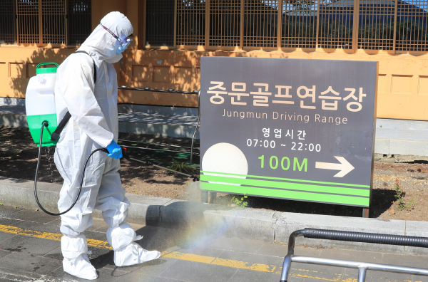 제주도는 21일 27번째 코로나19 확진자의 어머니 A씨가 28번째로 확진됐다고 밝혔다. 이날 오전 A씨 근무지인 제주 서귀포시 중문골프클럽이 임시 폐쇄돼 보건당국 관계자들이 소독을 하고 있다. / 사진=연합뉴스