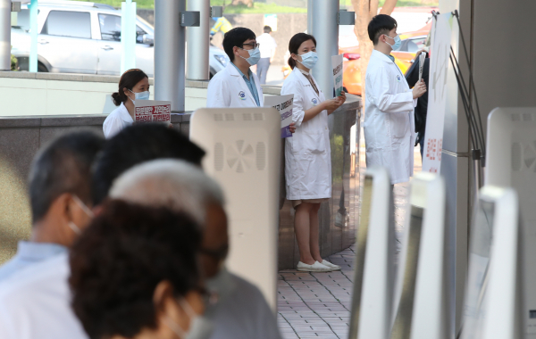 전국 의사 2차 총파업 첫날인 26일 오전 서울 서초구 서울성모병원에서 전공의들이 피켓시위를 하고 있다. / 사진=연합뉴스