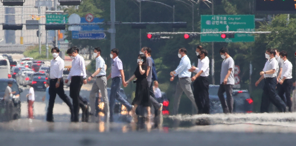 지난 25일 서울 영등포구 여의대로 위로 시민들이 지나고 있다. / 사진=연합뉴스