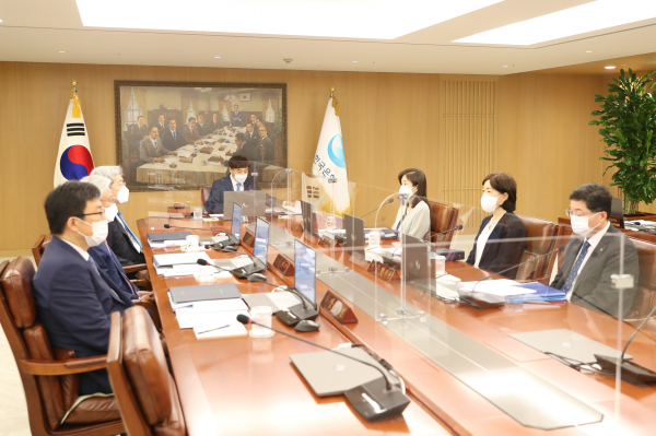 이주열 한국은행 총재(가운데)가 27일 서울 중구 한은 본관에서 열린 금융통화위원회 본회의에서 회의를 주재하고 있다./사진=한국은행