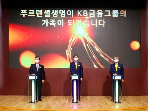 (왼쪽부터)선우석호 KB금융지주 이사회 의장, 민기식 푸르덴셜생명 대표이사 사장, 윤종규 KB금융지주 회장. /KB금융