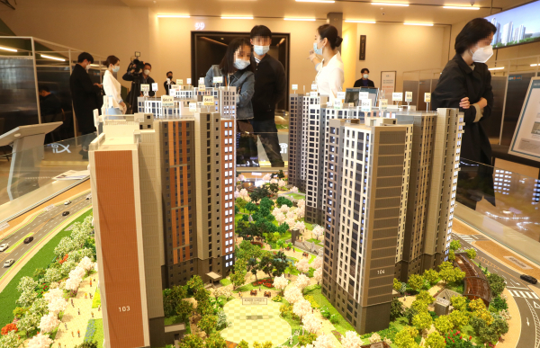 수도권의 한 견본주택에서 내방객들이 모형도를 보고 있다. / 사진=연합뉴스