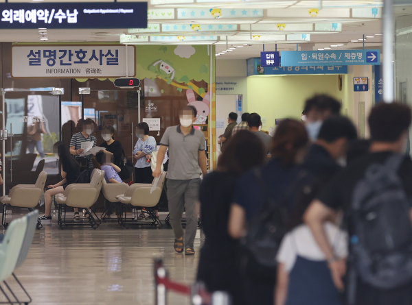 의료계가 의대 정원 증원과 공공의대 설립 등 주요 정책 철회를 촉구하며 집단휴진을 이어가는 가운데, 1일 서울 종로구 서울대병원 어린이병원에서 내원객이 진료 순서를 기다리고 있다. / 사진=연합뉴스