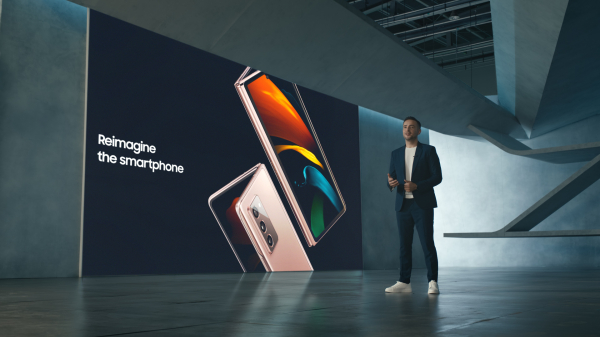 1일 온라인으로 진행된 '삼성 갤럭시 Z 폴드2 언팩 파트 2'에서 삼성전자 무선사업부 엔터프라이즈 세일즈&마케팅담당 빅터 델가도(Victor DELGADO)가 '갤럭시 Z 폴드2'를 소개하는 모습. / 사진=삼성전자