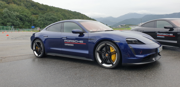 포르쉐는 지난 2일 경기도 용인 AMG 스피드웨이에서 국내 최초로 순수 전기차 타이칸을 공개했다. / 사진=박성수 기자.