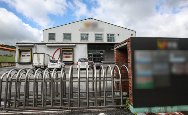 3일 오전 17명의 코로나19 집단감염이 발생한 충남 청양군 비봉면 한 김치공장이 폐쇄돼 있다. / 사진=연합뉴스