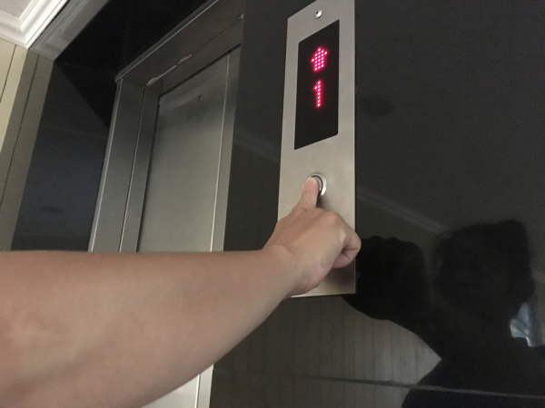 3일 보험업계에 따르면 삼성화재를 비롯한 DB손해보험, KB손해보험 등 손해보험사들이 승강기 사고배상책임보험 고객 유치 경쟁을 벌이고 있다./사진=셔터스톡