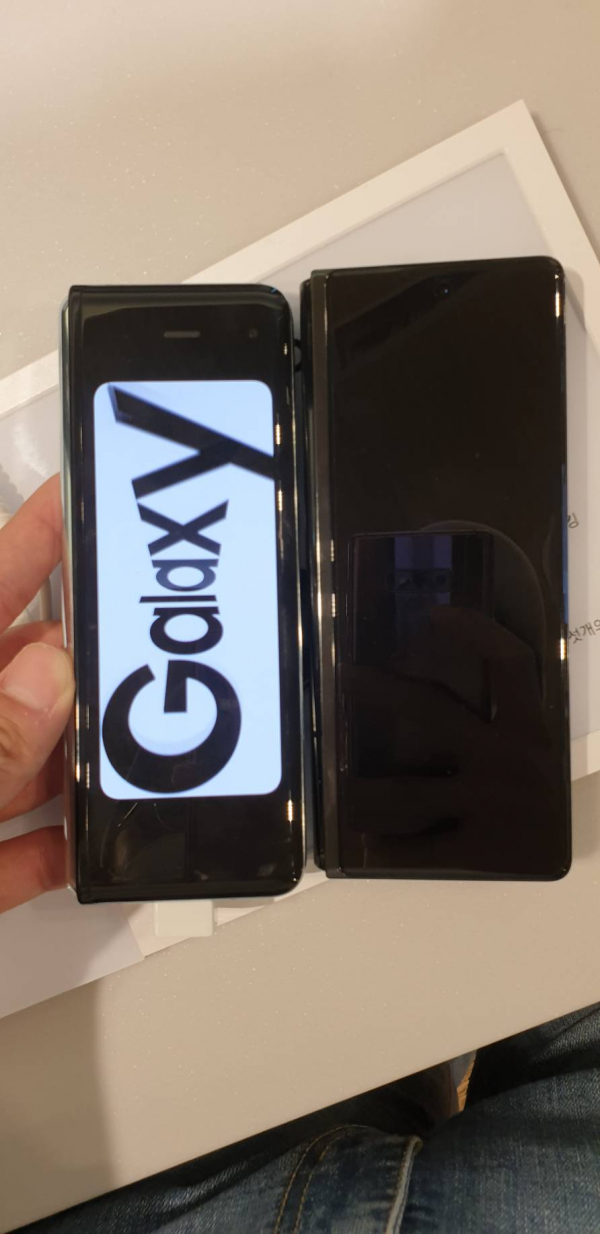 갤럭시폴드1(왼쪽)과 갤럭시Z폴드2 커버 디스플레이 비교. / 사진 = 김용수 기자