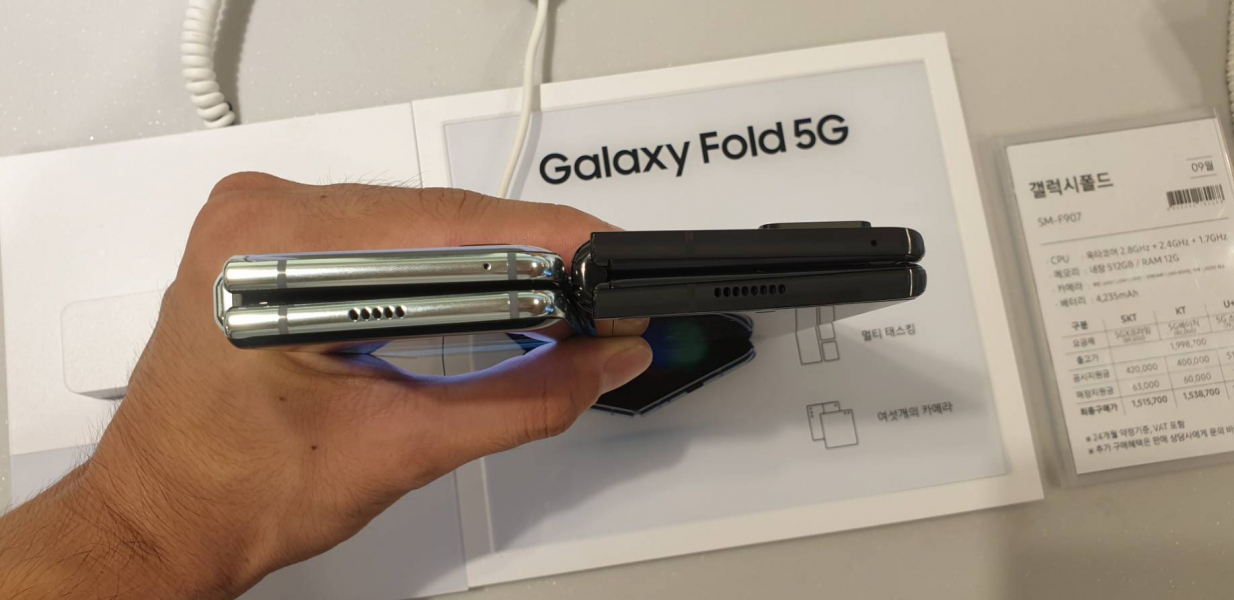 갤럭시폴드1(왼쪽)과 갤럭시Z폴드2 상단부 틈. / 사진 = 김용수 기자