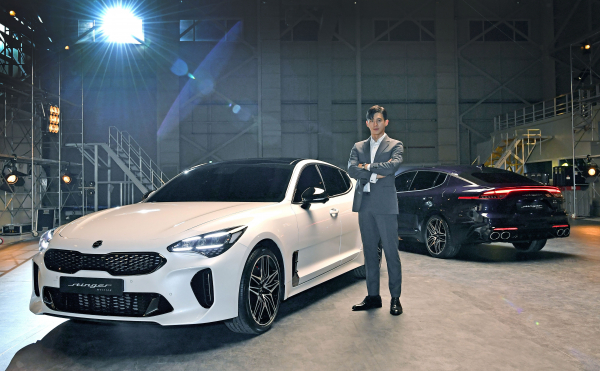 배우 고수와 스팅어 마이스터. /  사진=기아차