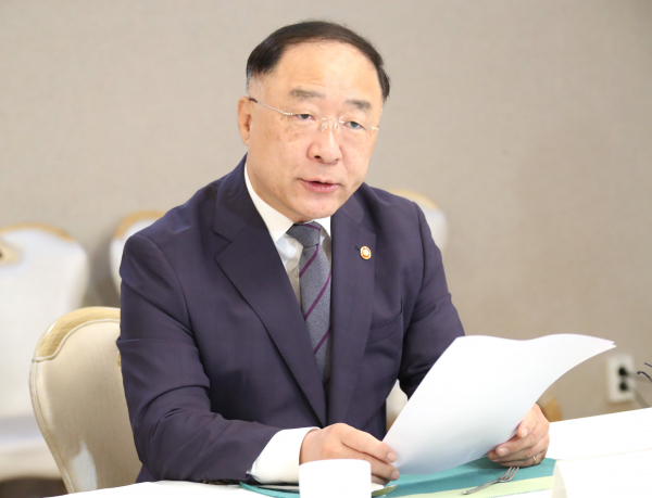 홍남기 경제부총리 겸 기획재정부 장관이 19일 정부서울청사에서 제3차 부동산 시장 점검 관계장관회의를 주재하며 발언하고 있다. / 사진=연합뉴스