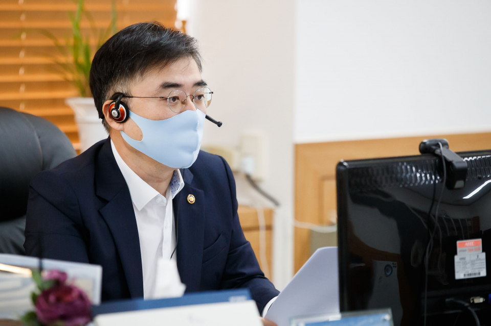 손병두 금융위원회 부위원장이 8일 서울 종로구 정부서울청사에서 금융리스크 대응반 회의를 비대면 화상회의로 진행하고 있다. / 사진=연합뉴스