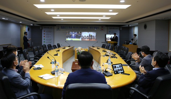 GS리테일이 몽골 숀콜라이 그룹관계자와 편의점 진출을 위한 마스터 프랜차이즈 계약 체결식 행사를 진행하고 있다. /사진=GS리테일