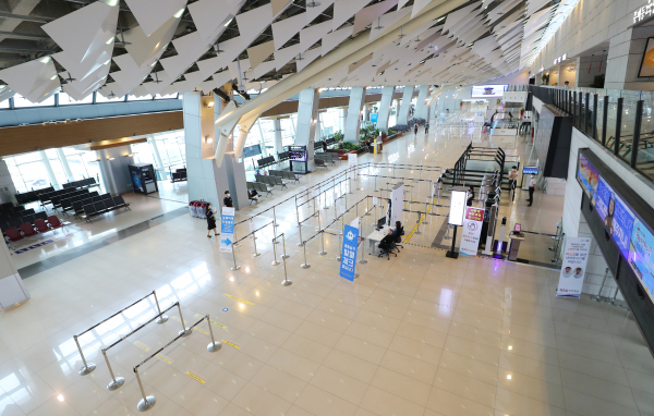 지난달 26일 오전 여객기 운항이 무더기로 결항된 서울 김포공항이 한산하다. / 사진=연합뉴스
