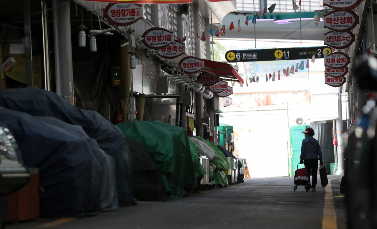 10일 오전 광주 북구 말바우시장이 코로나19 예방 소독을 위해 이날부터 이틀간 임시 폐쇄돼 상점들이 문을 닫았다. / 사진=연합뉴스