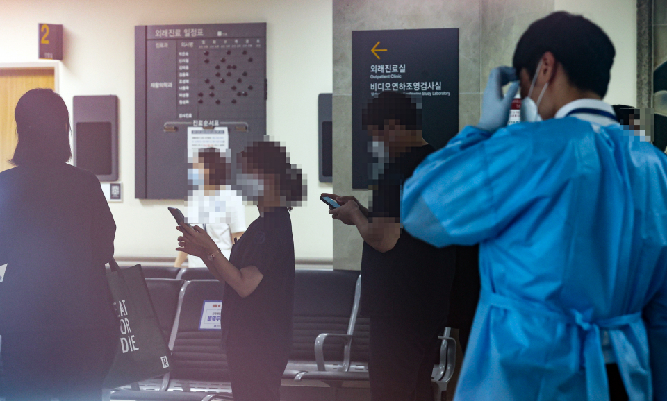 10일 신종 코로나바이러스 감염증(코로나19) 확진자가 다수 발생한 서울 서대문구 신촌 세브란스병원 재활병원에서 의료진 등 병원 관계자들이 코로나19 검사를 위해 로비에 줄지어 차례를 기다리고 있다. / 사진=연합뉴스