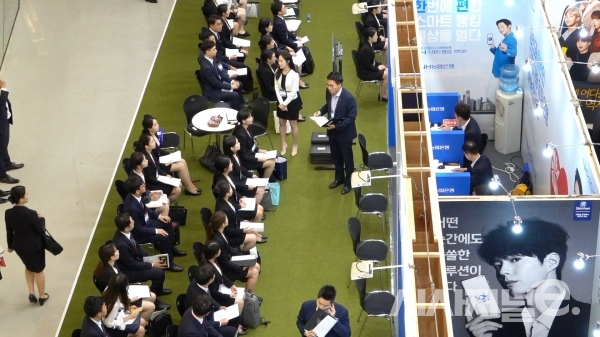 지난해 8월 서울 중구 동대문디자인플라자에서 열린 금융권공동채용박람회에 참석한 취업준비생들의 모습/사진=최기원 PD