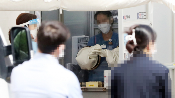 코로나19 신규확진 176명으로 9일째 100명대 확진자가 발생한 11일 서울 중구 을지로 국립중앙의료원 코로나19 선별진료소에서 시민들이 검사차례를 기다리고 있다. /사진=연합뉴스