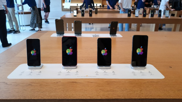 애플스토어 가로수길점에 아이폰이 전시돼 있다. /사진=윤시지 기자