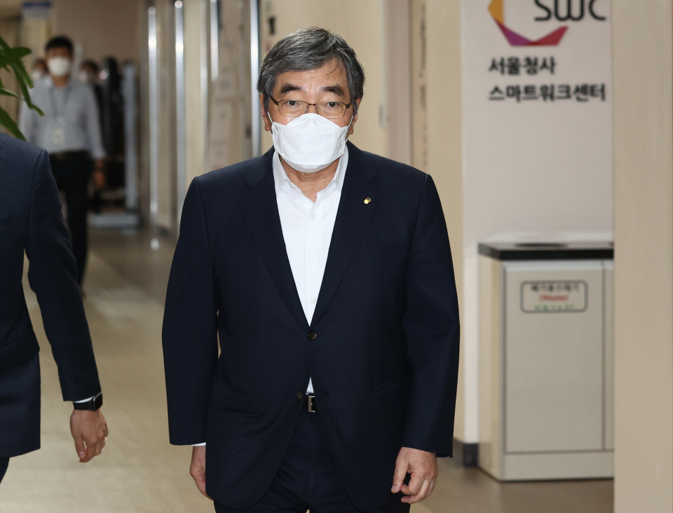 윤석헌 금융감독원장이 11일 오후 서울 종로구 정부서울청사에 위치한 홍남기 경제부총리 겸 기획재정부 장관 회의실에 들어가고 있다. / 사진=연합뉴스