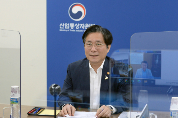 성윤모 산업통상자원부 장관이 지난 8일 정부세종청사 산업부 영상회의실에서 비대면 온라인으로 열린 '산업R&D 혁신방안 발표 및 전문가 간담회'에서 발언 하고 있다. / 사진=연합뉴스