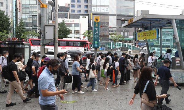 지난 8월 10일 오전 서울 관악구 사당역에서 시민들이 출근하고 있다. / 사진=연합뉴스