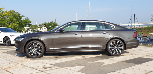 S90 전장은 5090㎜로 기존 대비 125㎜ 늘었으며, 휠베이스는 3060㎜으로 119㎜ 길어졌다.  / 사진=박성수 기자