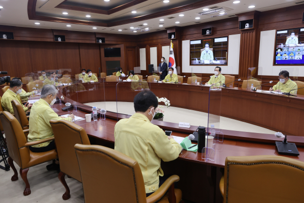 정세균 국무총리가 20일 정부서울청사에서 열린 신종 코로나바이러스 감염증(코로나19) 대응 중앙재난안전대책본부 회의를 주재하고 있다. / 사진=연합뉴스.