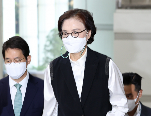 운전기사와 경비원 등에게 상습적으로 폭언 및 폭행한 혐의로 1심에서 징역 2년에 집행유예 3년을 선고받은 고(故) 조양호 한진그룹 회장의 부인 이명희 전 일우재단 이사장이 24일 오전 서초구 서울고법에서 열린 2심 첫 공판에 출석하기 위해 법정으로 향하고 있다. / 사진=연합뉴스