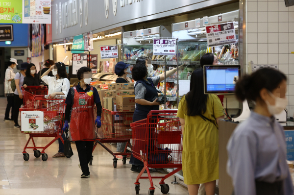 추석 연휴를 일주일여 앞둔 지난 22일 서울시내 한 대형마트가 평일 낮시간임에도 불구하고 장을 보는 시민들로 북적이고 있다. / 사진=연합뉴스
