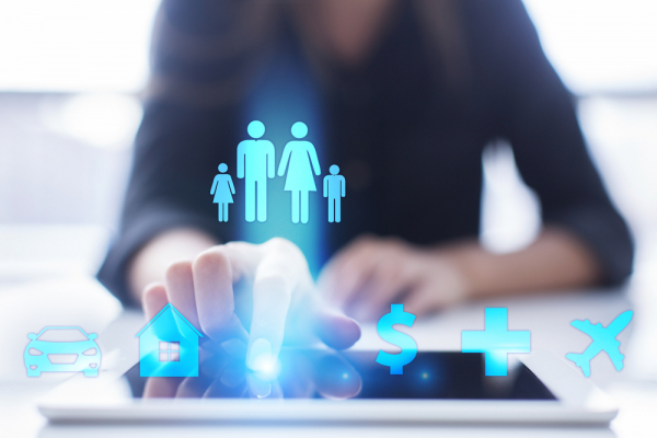 신종 코로나바이러스 감염증(코로나19) 여파로 보험업계에도 비대면 시장 공략이 화두로 떠오르고 있다./사진=셔터스톡