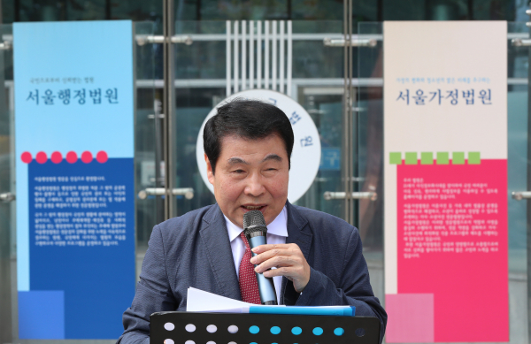 최인식 8·15 비상대책위원회 사무총장이 25일 오전 서울 서초구 서울행정법원 앞에서 기자회견을 열고 경찰의 개천절 국민대회 금지 통보에 대한 집행정지 소송 제기 입장을 밝히고 있다. / 사진=연합뉴스