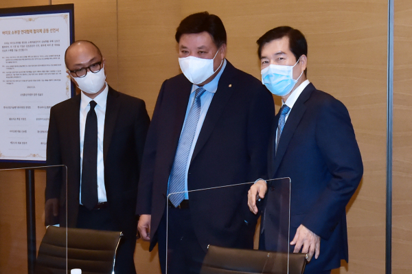 서정진 셀트리온 회장(가운데) 과 김태한 삼성바이오로직스 사장(오른쪽)이 지난 24일 서울 여의도 메리어트호텔에서 열린 경쟁력 강화를 위한 '바이오소부장 연대협력 협의체' 발대식에 참석하고 있다. / 사진=연합뉴스