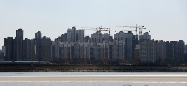 서울 인접지역임에도 불구 6·17 대책 규제지역에서 빗겨난 김포한강신도시 모습. 수도권 대부분 지역이 규제로 묶인 반면 김포는 비규제지역이어서 풍선효과로 집값이 단기 상승하는 모습을 보였다. / 사진=연합뉴스