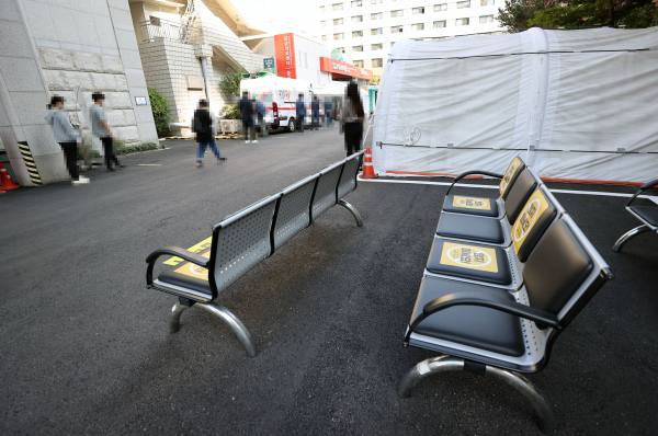 28일 서울 중구 국립중앙의료원에 마련된 코로나19 선별진료소에서 시민들이 검사를 받기 위해 줄을 서고 있다. / 사진=연합뉴스