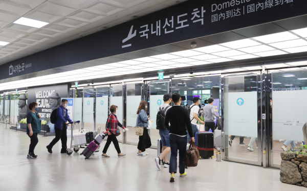 지난 28일 오후 제주국제공항에 도착한 승객들이 도착장 출입구를 통해 빠져나가고 있다. / 사진=연합뉴스